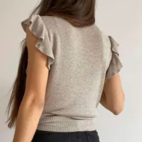 Nude thick knit V neck with ruffled shoulders - Picture 2 of 4